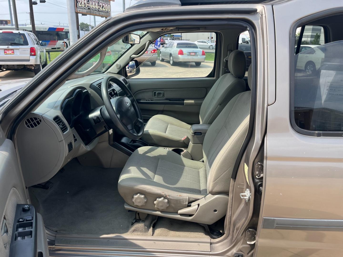 2004 GOLD /gray Nissan Xterra (5N1ED28T84C) , Automatic transmission, located at 14700 Tomball Parkway 249, Houston, TX, 77086, (281) 444-2200, 29.928619, -95.504074 - Photo#8